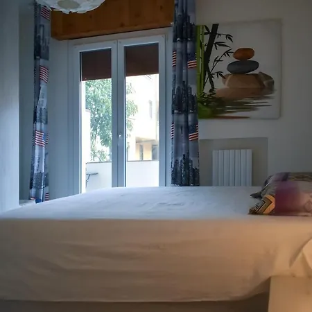 Sea Breeze 100m From The Sea, Sleeps 8 Apartment