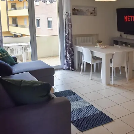 Apartment Sea Breeze 100m From The Sea, Sleeps 8