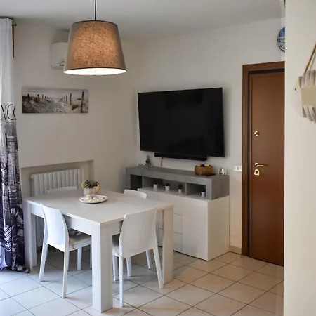 Sea Breeze 100m From The Sea, Sleeps 8